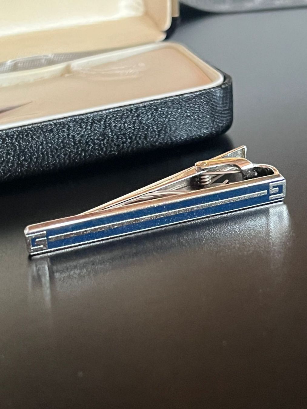 Givenchy Broschen & Nadeln: Givenchy Krawattenklammer mit Fremdetui – Neu (gemäss Beschreibung) aus Winterthur von Dejv 1