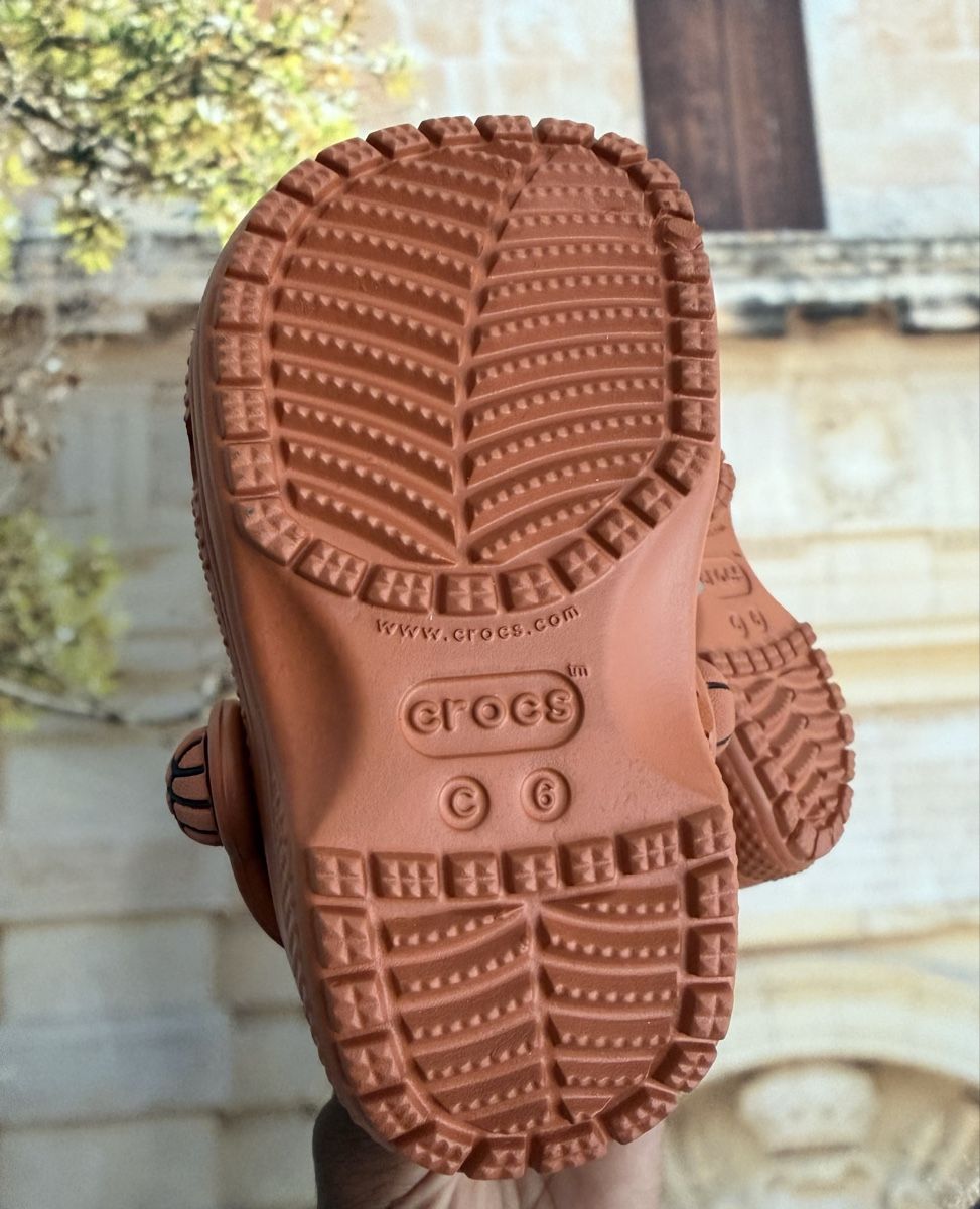 Crocs Scarpe per ragazzi: Kinder Clogs Crocs Basketball Design Grösse 23 – Nuovo (secondo la descrizione) da Rotkreuz venduto da car_cg6m 1