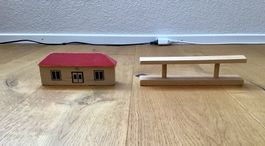 Holzspielzeug Bahnhof und Bahnsteig gebraucht