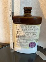 Leere Keramik Whiskyflasche Premier Barrel