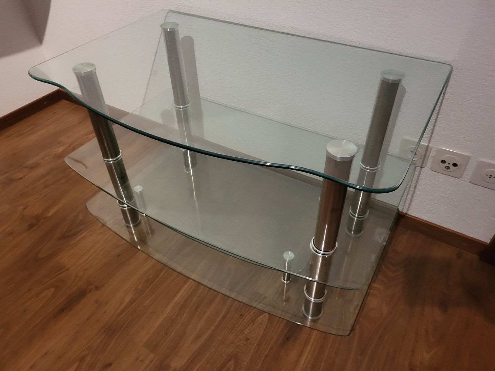 Mobili TV: TV oder PC Glas Tisch mit 4 Tablaren – Usato da Wolfenschiessen venduto da daniwo