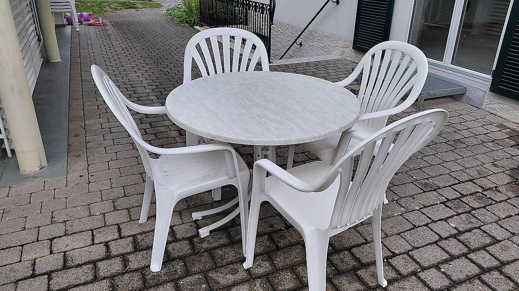 Set di tavolo e panche: Runder Klapptisch 1m mit 4 Stühlen – Usato da Merenschwand venduto da gionatav 1
