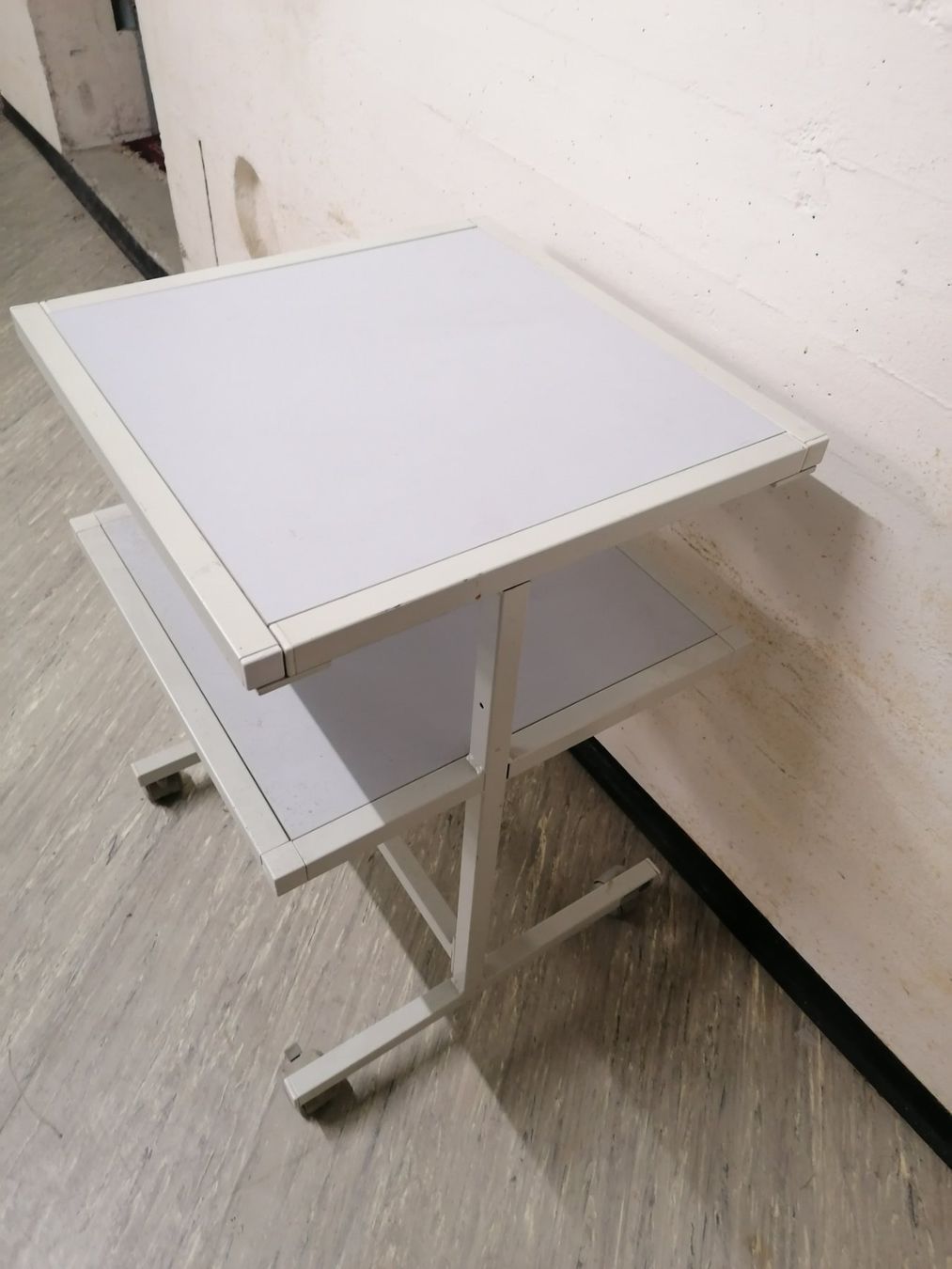Tables: Beamertisch – D'occasion à Unterengstringen par Fachmann8103 1