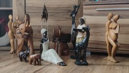 Holzfiguren und Regal abzugeben 