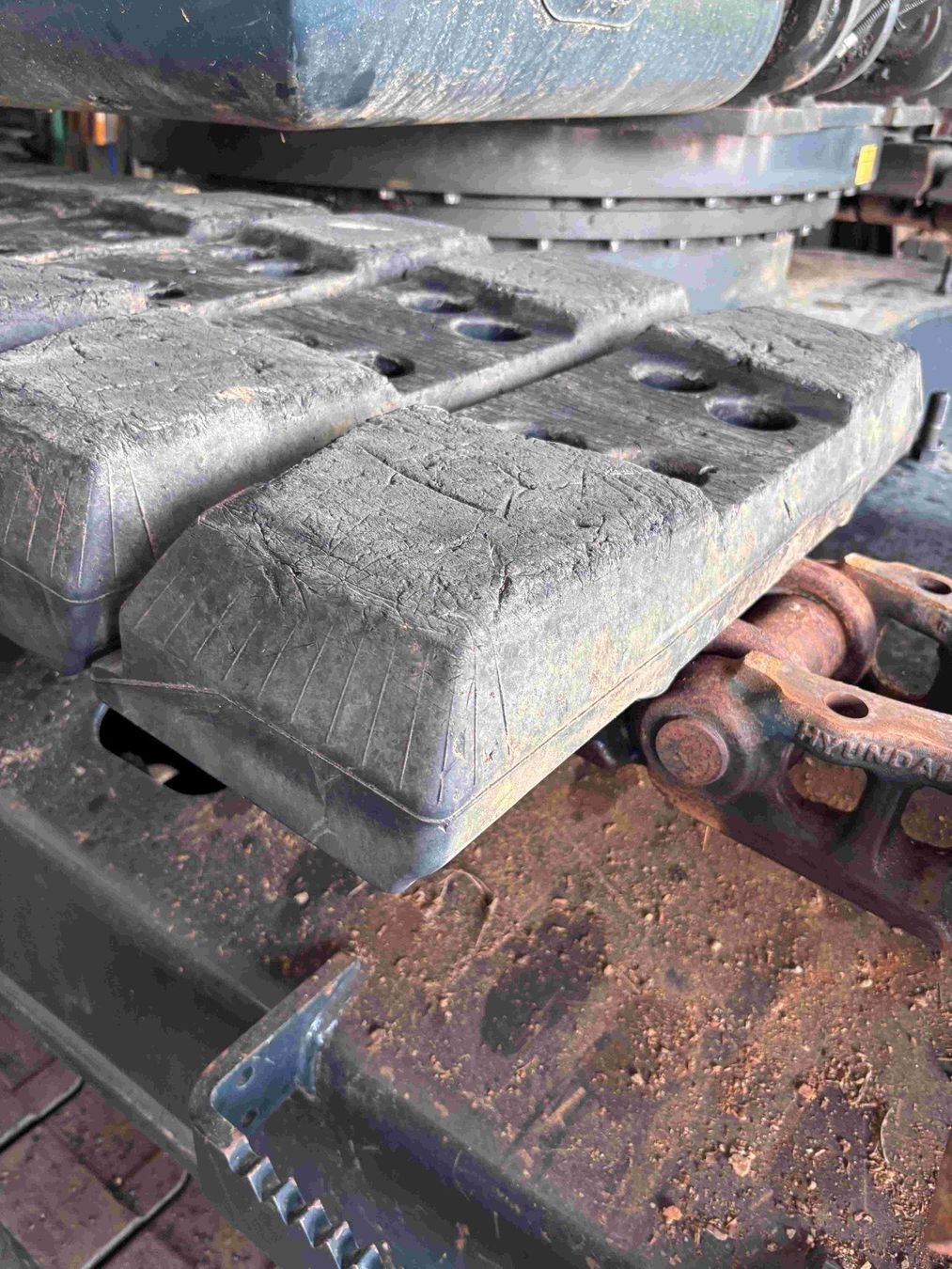 Bagger: Roadliner Gummipads Bridgestone GE600AS – Gebraucht aus Regensdorf von BAMAG-Maschinen 2