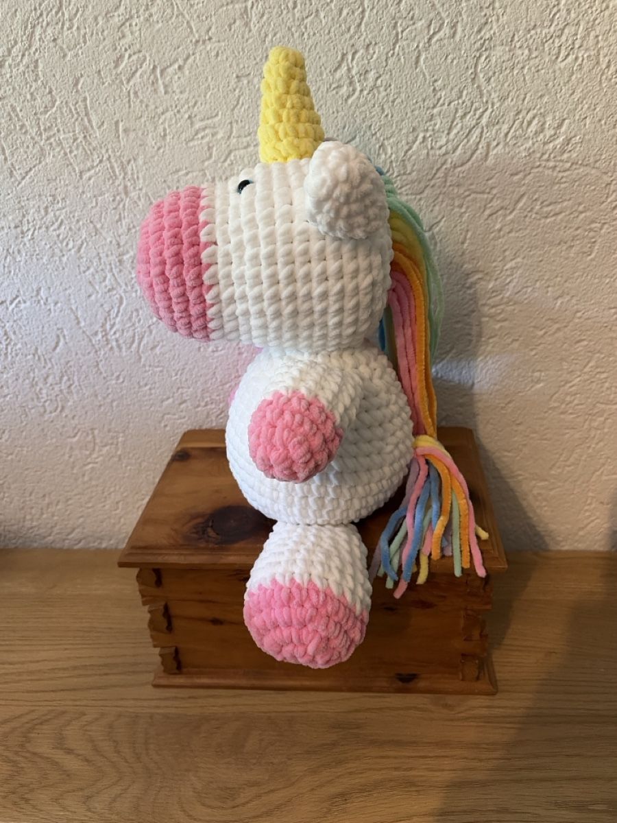 Giocattoli: Selbstgehäkeltes Einhorn aus Chenille- Wolle – Nuovo e nell'imballaggio originale da Lützelflüh-Goldb venduto da Caprari 1
