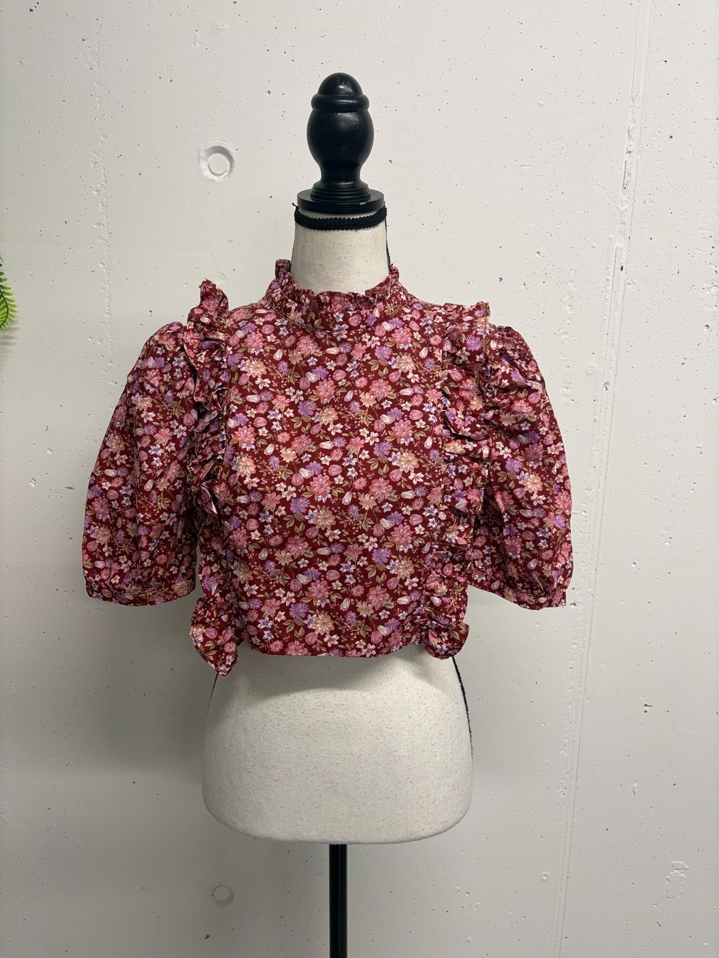Camicette: Glamorous cropped Bluse Blumen Rüschen 40 bordeaux – Nuovo (secondo la descrizione) da Regensdorf venduto da secondchancefashion 1