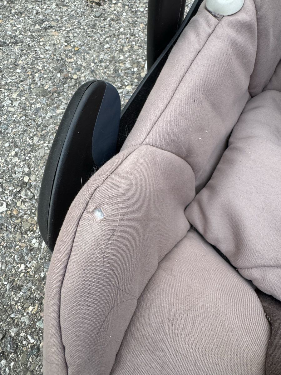 Maxi-Cosi Auto-Kindersitze: Maxi-Cosi Babyschale mit FamilyFix Basis – Gebraucht aus Salmsach von leahm4rtin 2