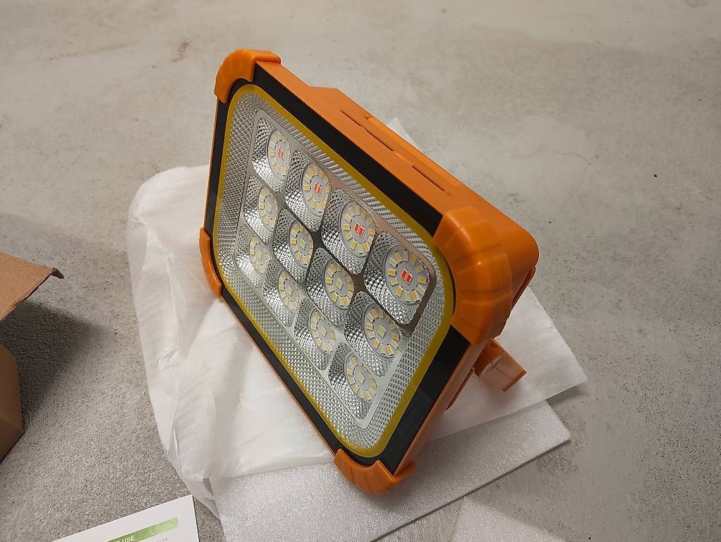 Lampade: LED Baustrahler mit Solarpanel – Nuovo e nell'imballaggio originale da St.Gallen venduto da becks0815