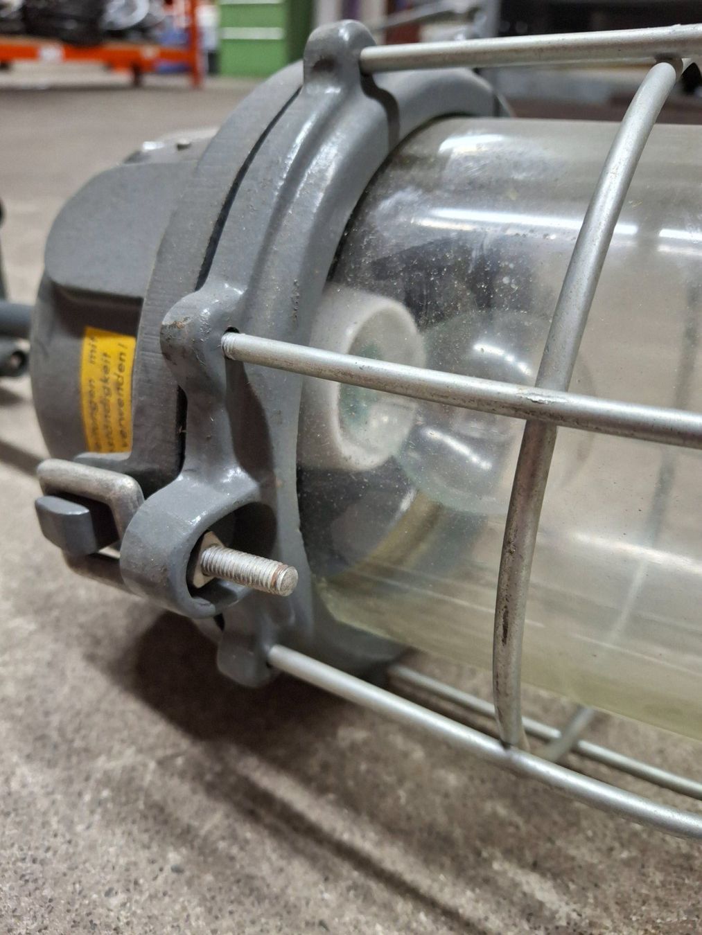 Lampade: Industrieleuchte , Bunkerlampe – Usato da Uitikon Waldegg venduto da grunderautogmbh 2