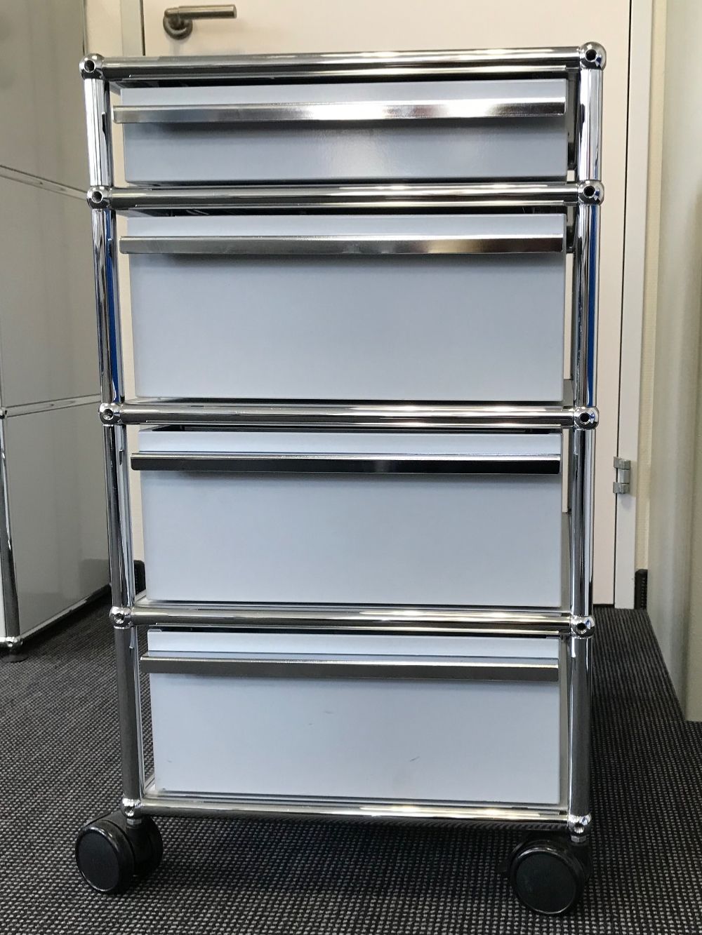 USM Banconi: USM Haller Rollcontainer Lichtgrau 4 Schubladen – Usato da Zug venduto da Cry71 1