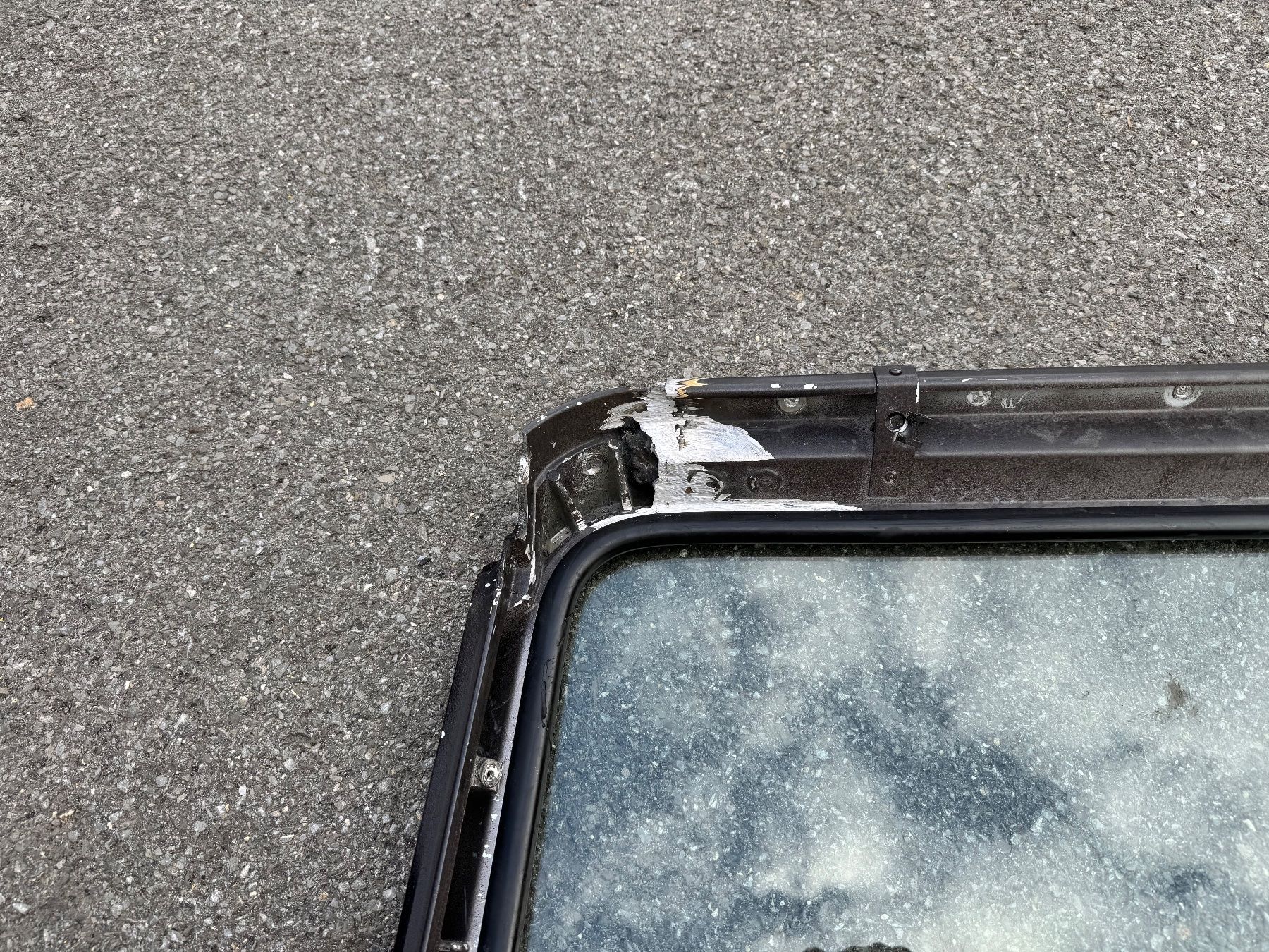 Land Rover Alle Autoersatzteile: Defender Td4 Frontscheibenrahmen mit neuer Scheibe – Gebraucht aus Luzern von ca5_s8fx 6