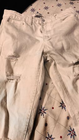 Jean blanc Wax Jean, taille 28, avec des trous stylés 50