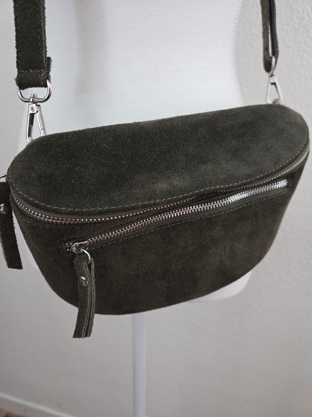 Borse da donna: Tasche Damen Wildleder Olive Grösse Universal neu – Nuovo e nell'imballaggio originale da Hittnau venduto da SirKahn 1