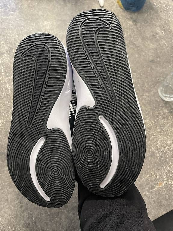 Herrenschuhe: Nike Team Hustle Quick Sneakers – Neu und originalverpackt aus Kloten von Lume_o 2