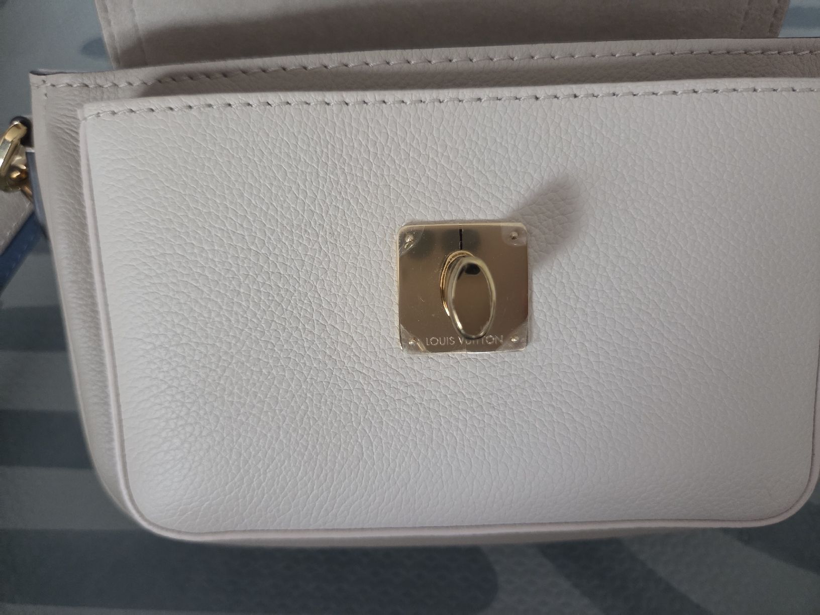 Louis Vuitton Borse da donna: Louis Vuitton Lockme Tender Tasche Greige – Nuovo (secondo la descrizione) da Belp venduto da Mary-Angel 7