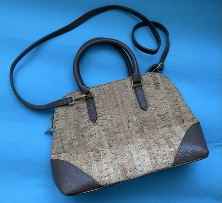 Handtasche aus Kork mit Lederdetails