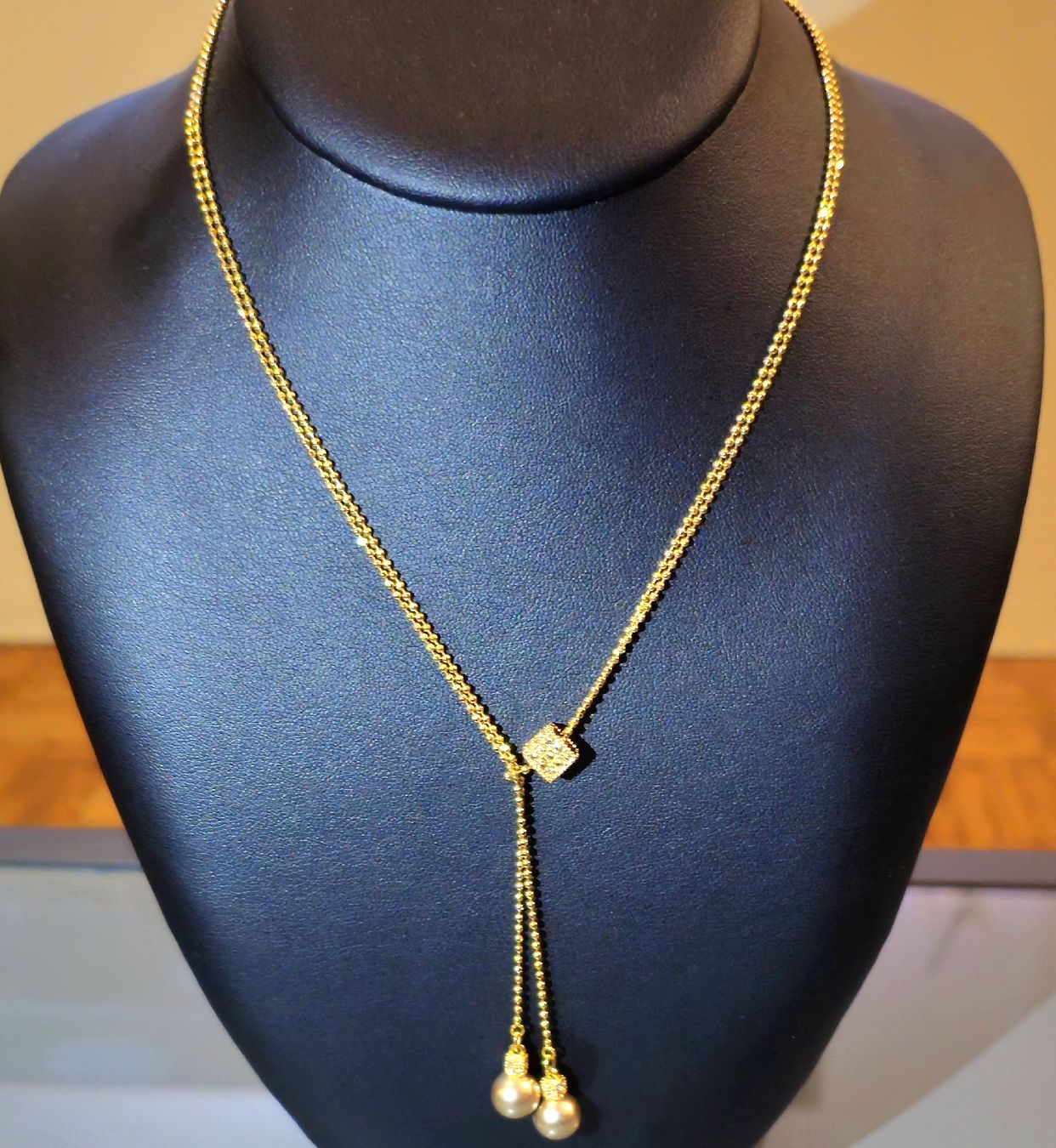Swarovski Catenine: Collier Swarovski doré, incrusté de pierres avec 2 perles – Usato da Genève venduto da Gift-and-Ideas 1