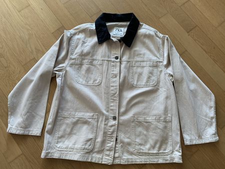 Beige Zara Jacke mit schwarzem Kragen