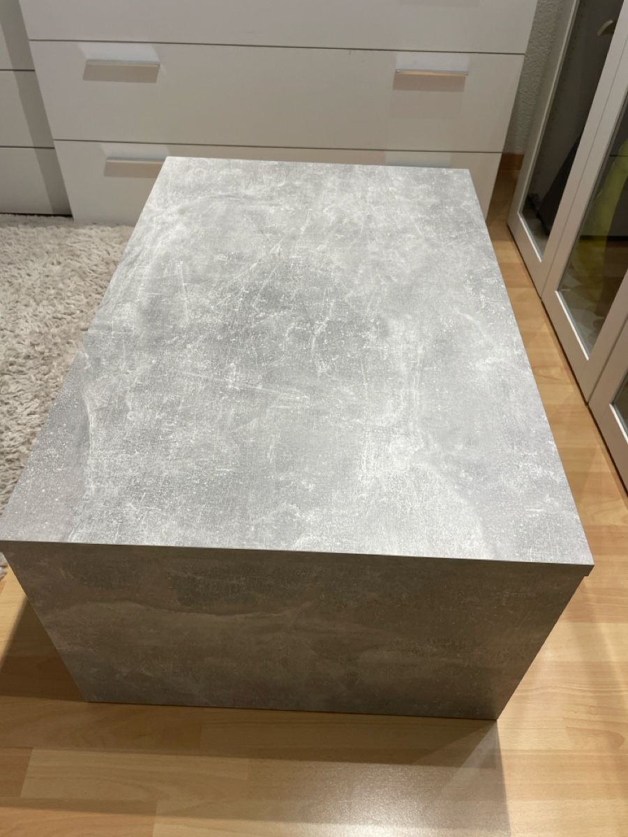 Tavoli: Moderner Couchtisch/Salontisch Beton-Optik mit Ablagefach – Usato da Oensingen venduto da marijadavide 1