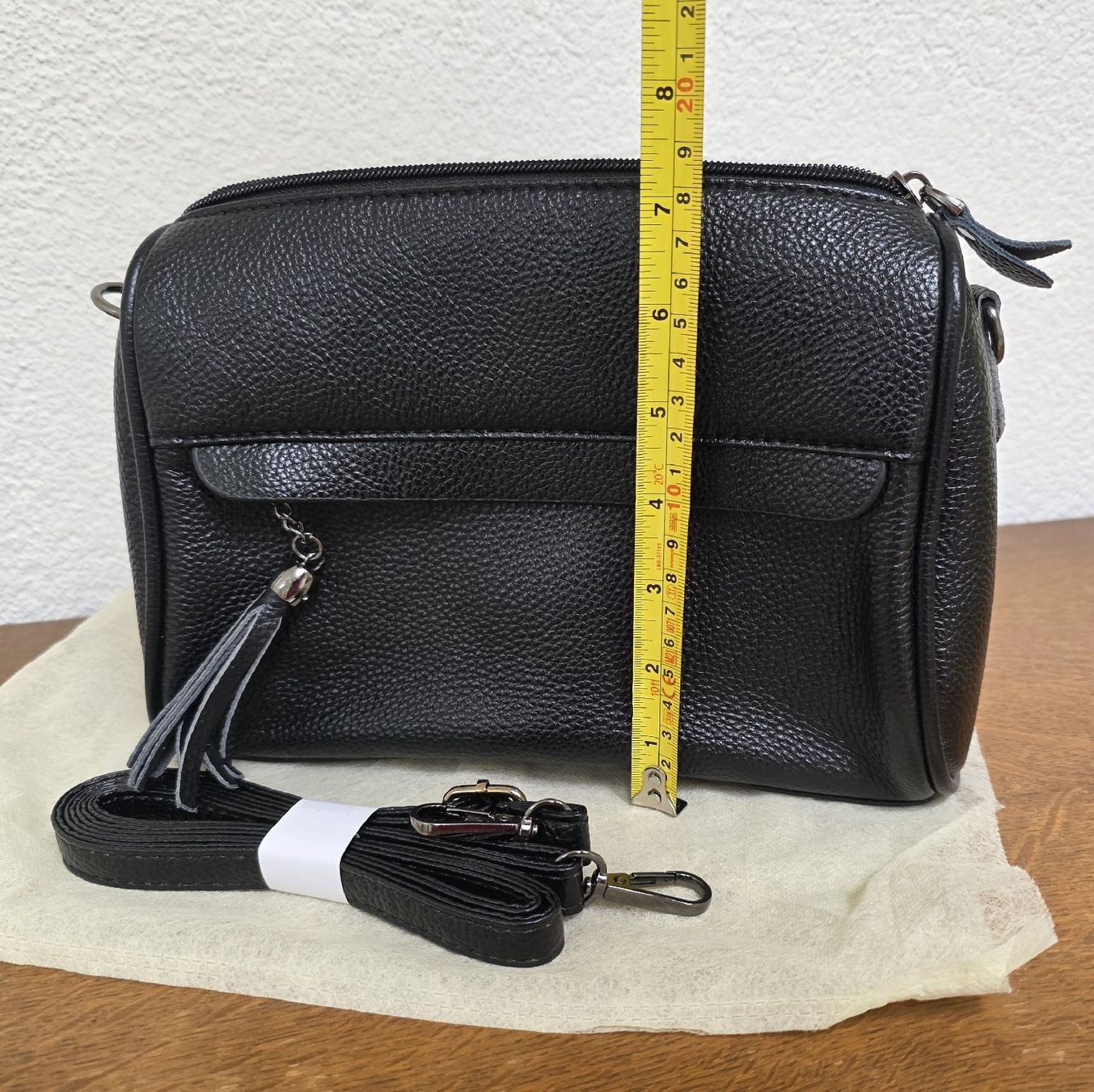 Taschen für Damen: Schwarze Umhängetasche aus Leder.Neu – Neu und originalverpackt aus Rheinsulz von Gilea 4