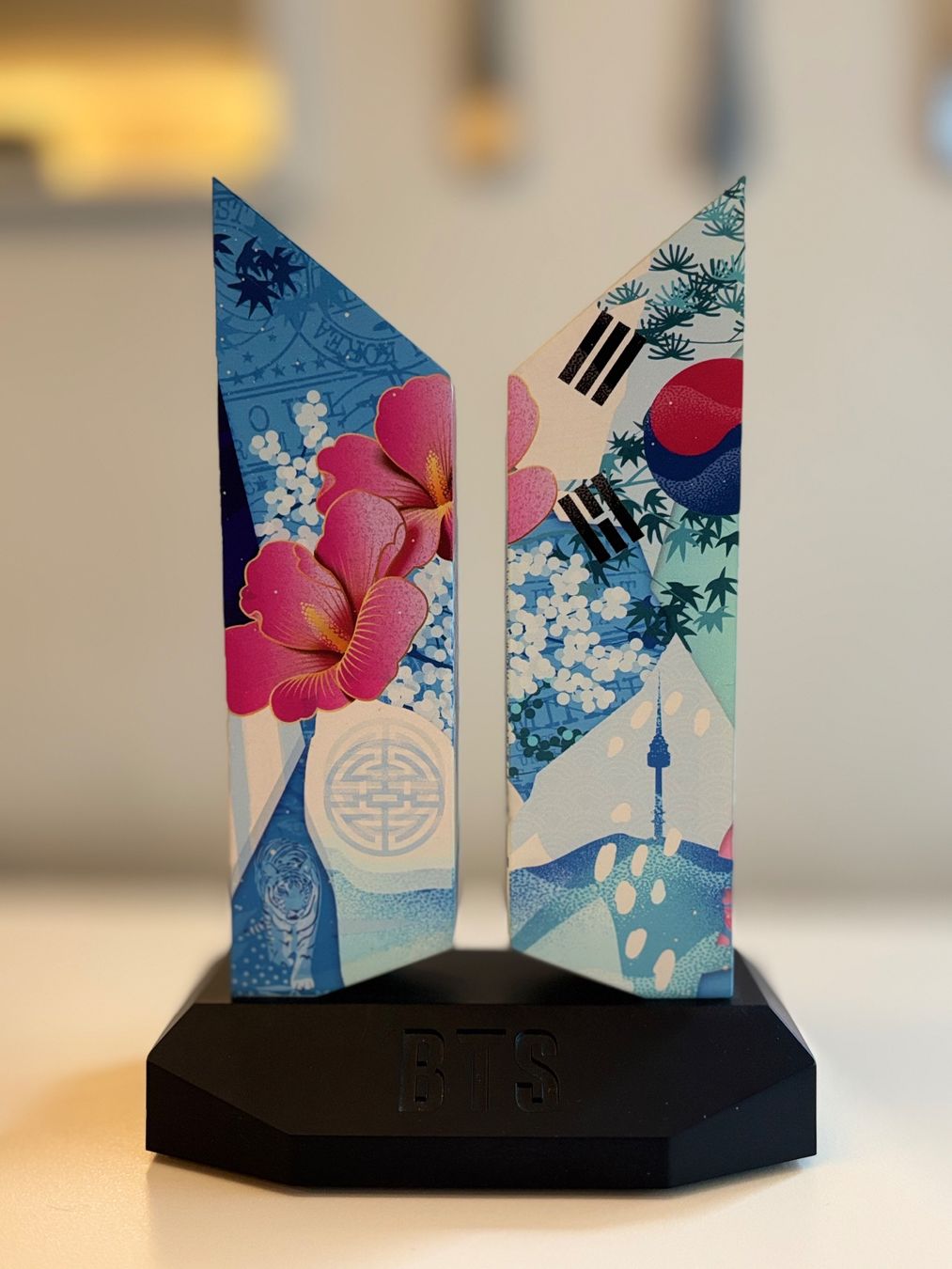 Sculture & Statue: BTS Premium logo Seoul Edition neuf – Nuovo e nell'imballaggio originale da Nyon venduto da man_8pzr