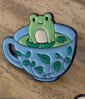 Placchette & Badge: Pin Frosch in Teetasse – Nuovo e nell'imballaggio originale da Geneve venduto da vane267