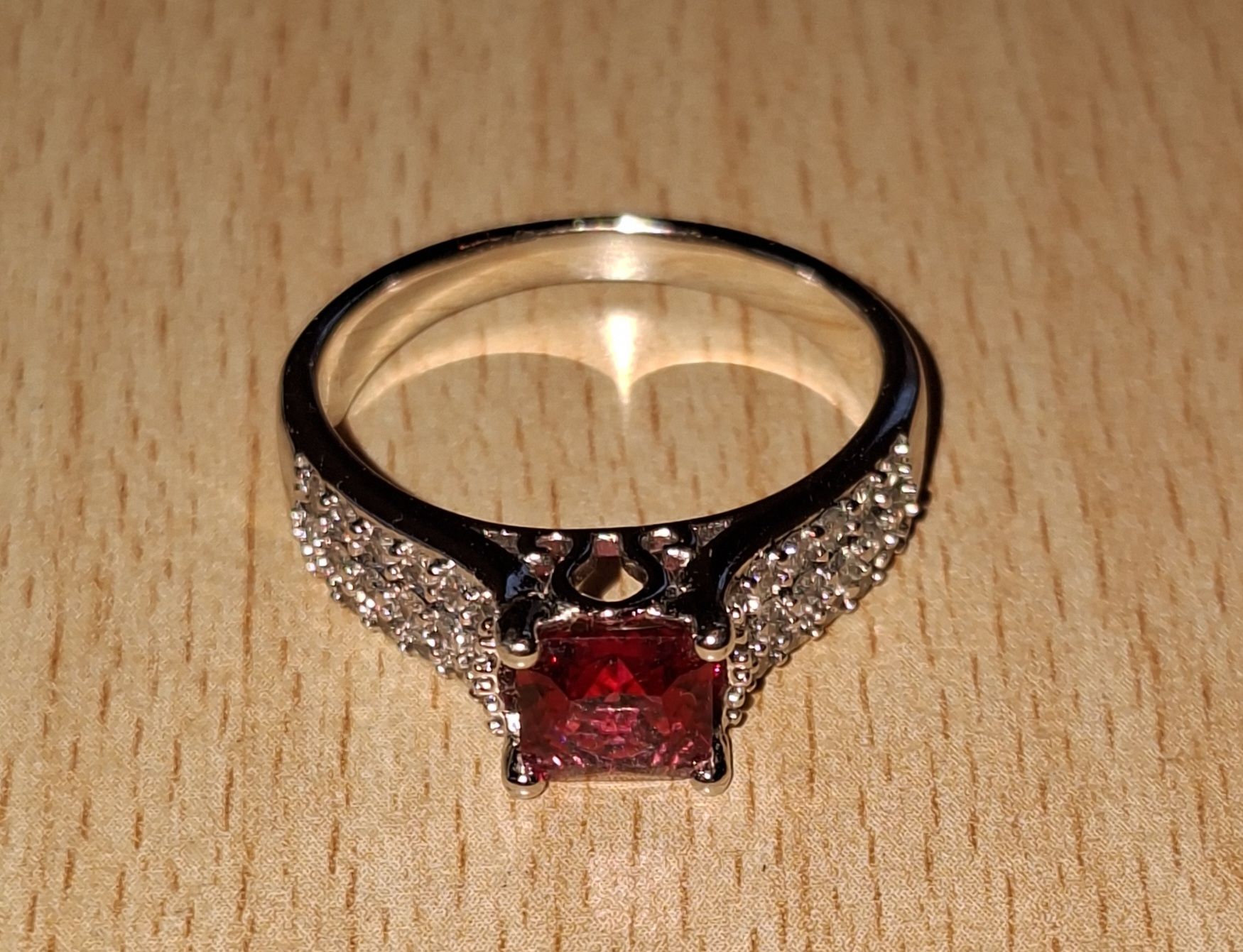Anelli: Schöner Finger-Ring (Modeschmuck) mit rotem Stein. – Usato da Bern venduto da chuderluri01 4
