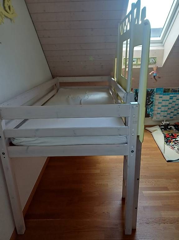 Letti: KinderHochbett mit Feuerwehrauto-Platte – Usato da Rafz venduto da Gjoya 1