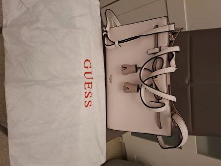 Sac à main Guess rose poudré, parfait pour le printemps!