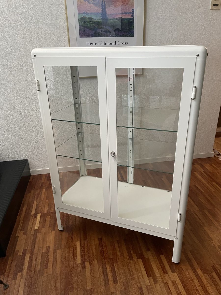 Ikea Vitrines: Glasvitrine IKEA – D'occasion à Horw par queenofantiques75