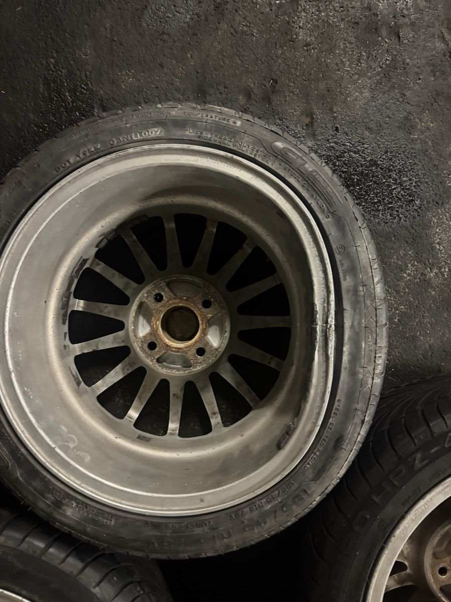 Pneus & Kompletträder: Roues voiture jantes – Defekt aus Vevey von Chupita-met 9