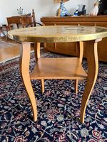 Table de salon antique avec plateau en laiton 