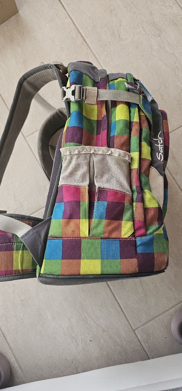 Satch Zaini: Schulrucksack Satch kariert bunt – Usato da Riva San Vitale venduto da Pollo01 1