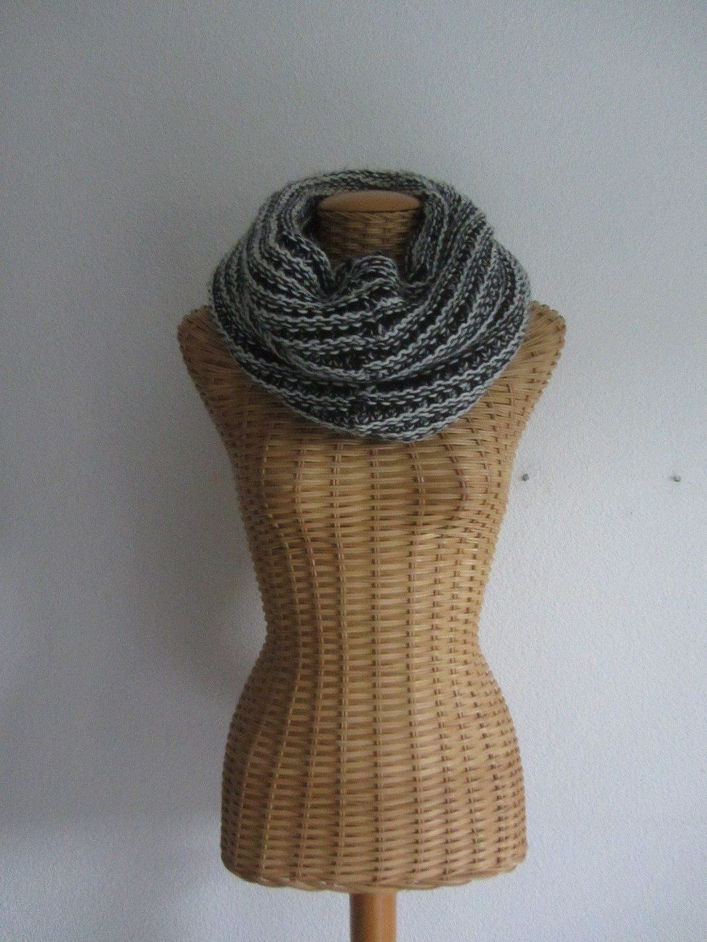 Foulards & écharpes: Strick Loop Schlauchschal schwarz-weiss – D'occasion à Zürich par Diazaio 2