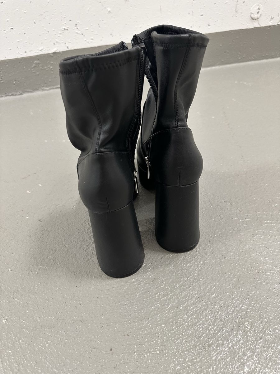 Bershka Scarpe da donna: Schwarze Stiefeletten mit Absatz, Grösse 38 – Usato da Oftringen venduto da Anci.di 1