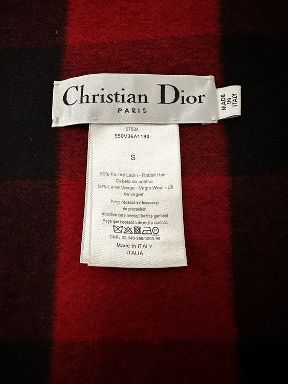 Dior, Questo capo è un capo d'abbigliamento firmato Christia (Neu ...