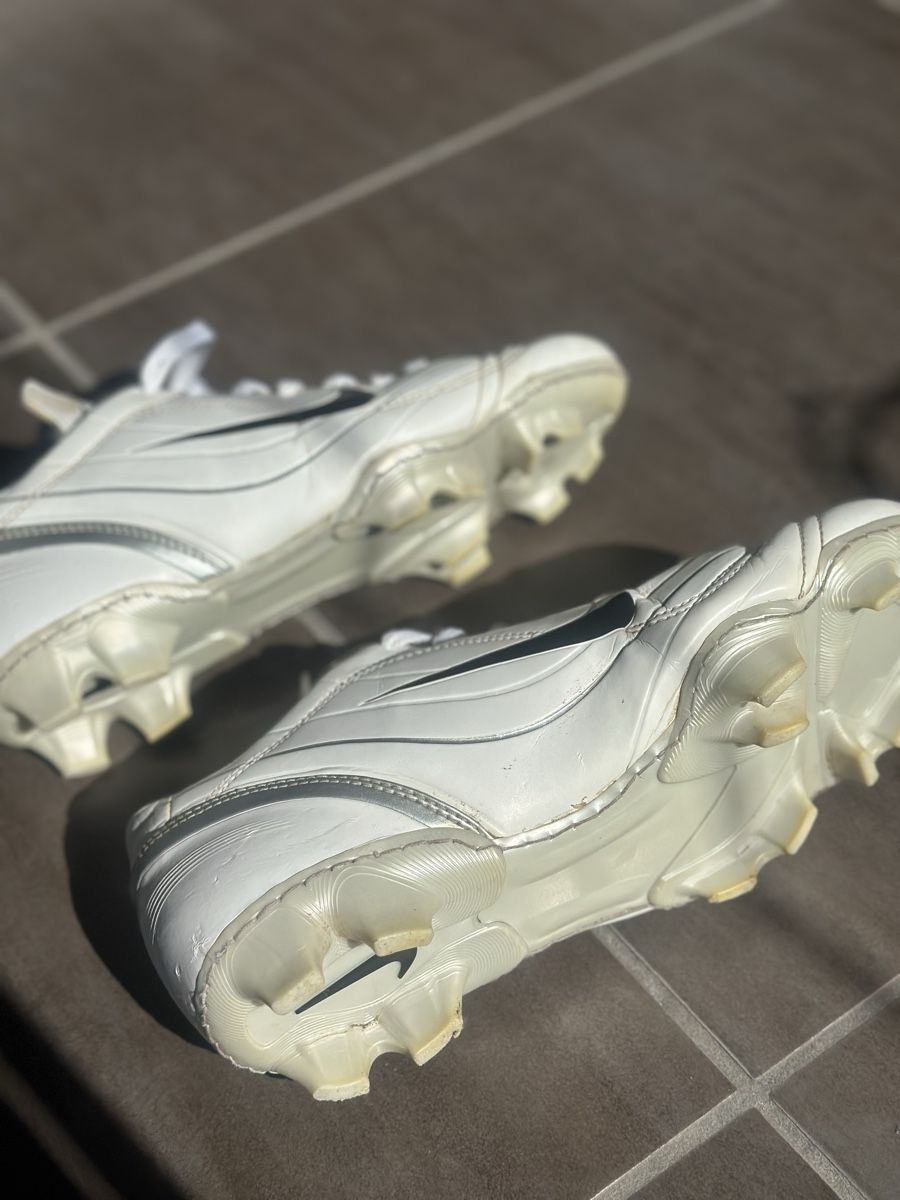 Nike Scarpe per ragazzi: Nike football boots white – Usato da Gattikon venduto da abr_7www 2