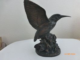 Vogel auf Baumstrunk aus Bronze.