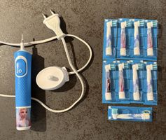 Oral-B Kinderzahnbürste Elsa plus Ersatzbürsten