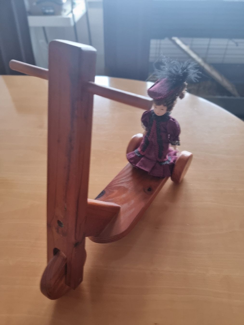 Holzartikel: Trottinett●●●Holz●●●mit einer Dame – Gebraucht aus Uetendorf von .Eidgenosse.