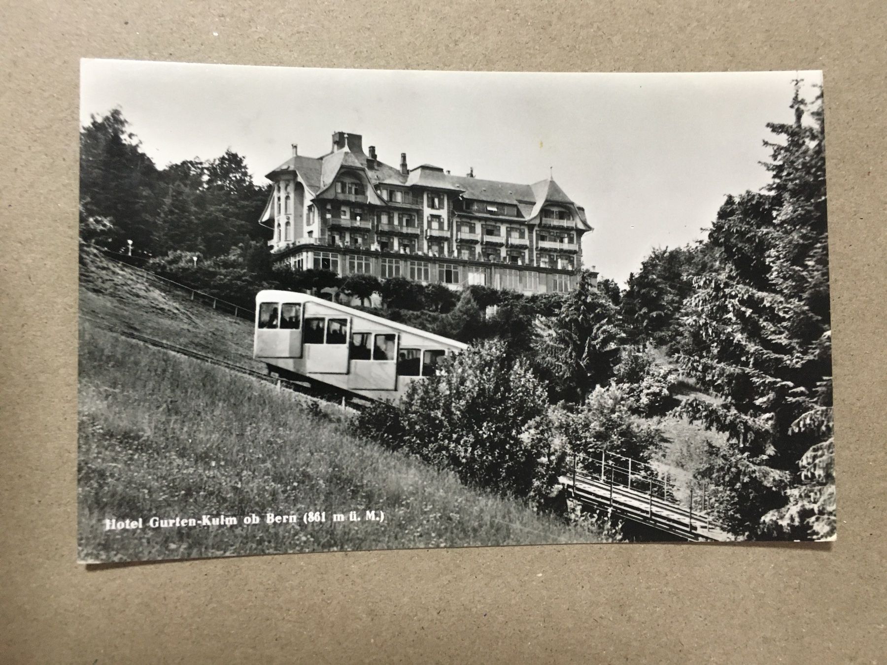 Cartes postales: AK Gurten Kulm Hotel mit Bergbahn 1955 – D'occasion à Küttigen par Melisch1000