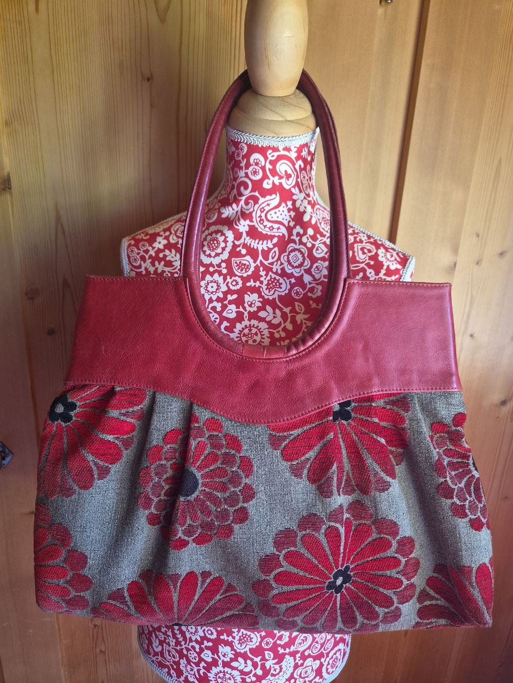 Borse da donna: Schöne EM-EL Schultertasche Leder Rot Blumenmuster  – Usato da Wattwil venduto da tannenmeise73 2