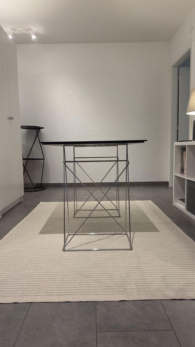 Scrivanie: Modern Black Glass Table with Metal Frame – Nuovo (secondo la descrizione) da Epalinges venduto da amr_nv7b 2