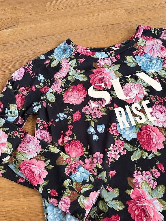 Maglioni & Felpe: Sweatshirt - Gr. S - Schwarz mit Blumenprint – Usato da Effretikon venduto da alicebrunner 1