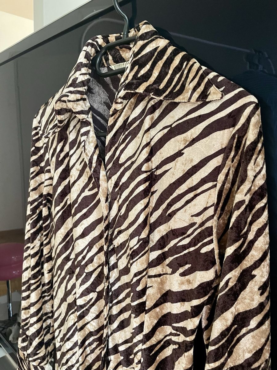 Camicette: Vintage Velours Hemd / Bluse mit Tiger / Zebra Muster – Usato da Zürich venduto da Carlajimena 7