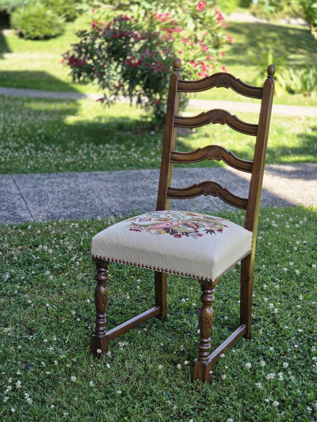 Stühle: Chaise avec motif floral – Gebraucht aus Mont-sur-Rolle von Jolie_brocante