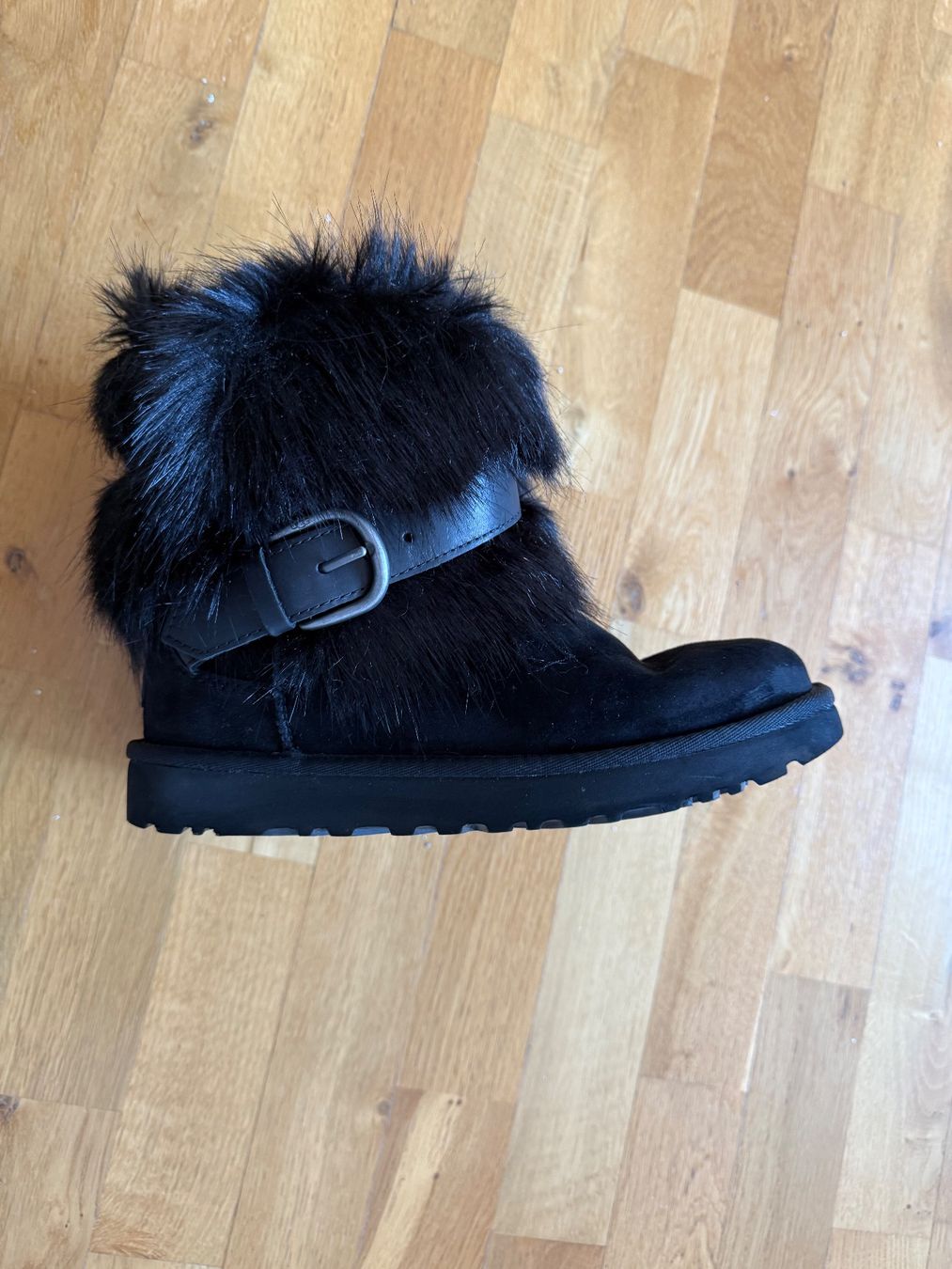 Scarpe da donna: UGG echtes Fell Stiefel Gr. 38 – Usato da Bern venduto da Ciacaprione 1