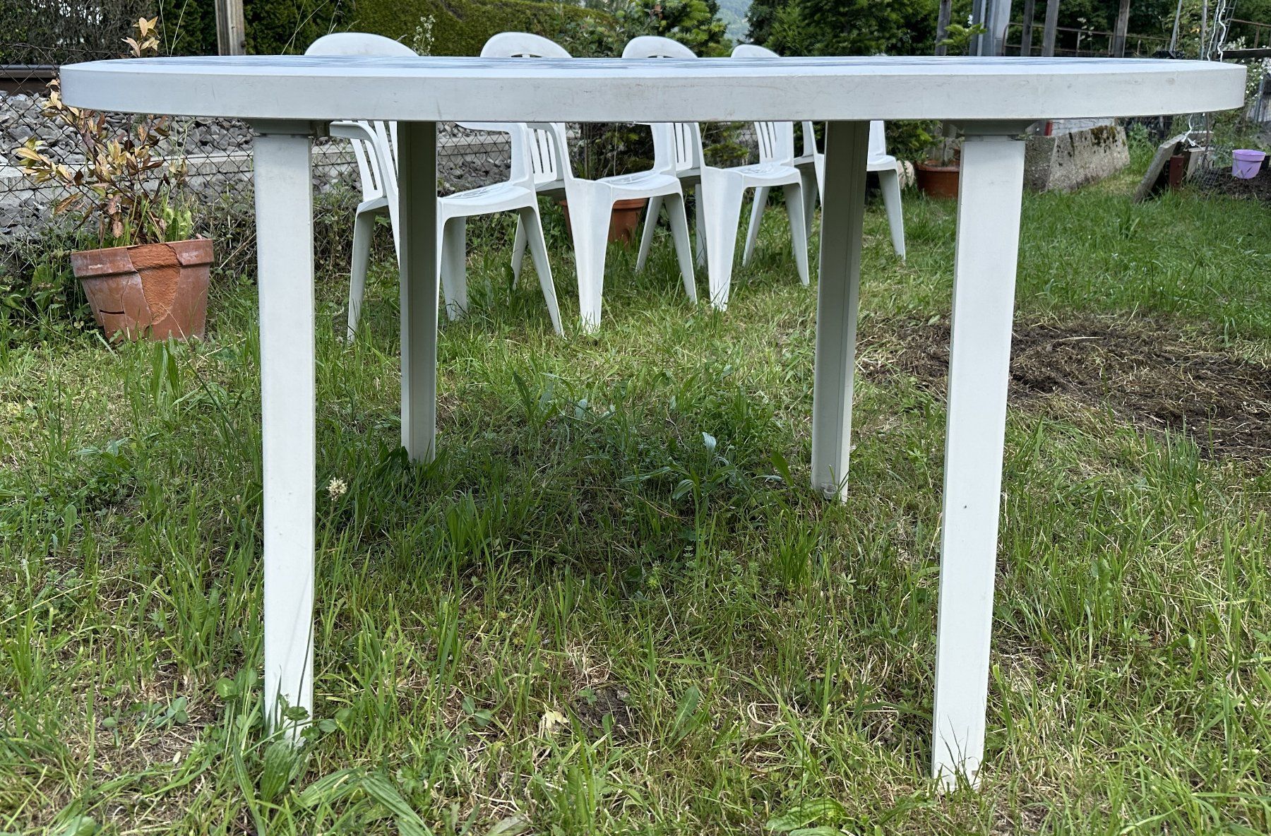 Set di tavolo e panche: Tisch mit vier Stühlen weiss PVC – Usato da Hergiswil NW venduto da hpb_9bvx 5
