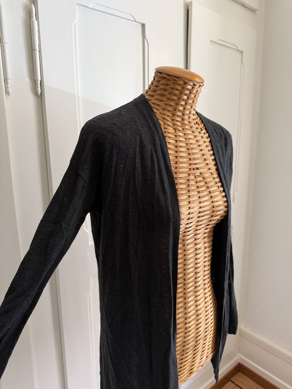 H&M Giacche: Feinstrick Jäckchen dunkelgrau XS – Usato da Zürich venduto da Diazaio 1